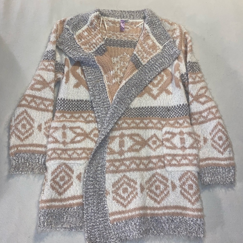 NWOT Cozy Geometric Patterned Women’s Sweater - Gray, Cream & Light Pink